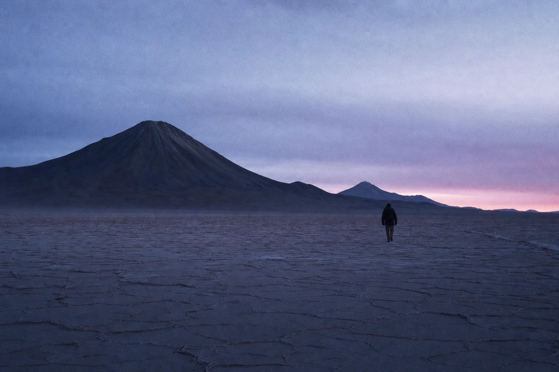 Désert d'Atacama à l'heure bleue, sol de sel craquelé