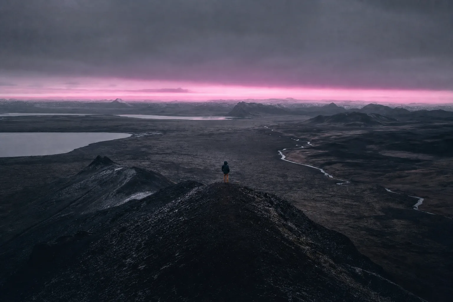 Crête volcanique islandaise au crépuscule, bande magenta à l'horizon