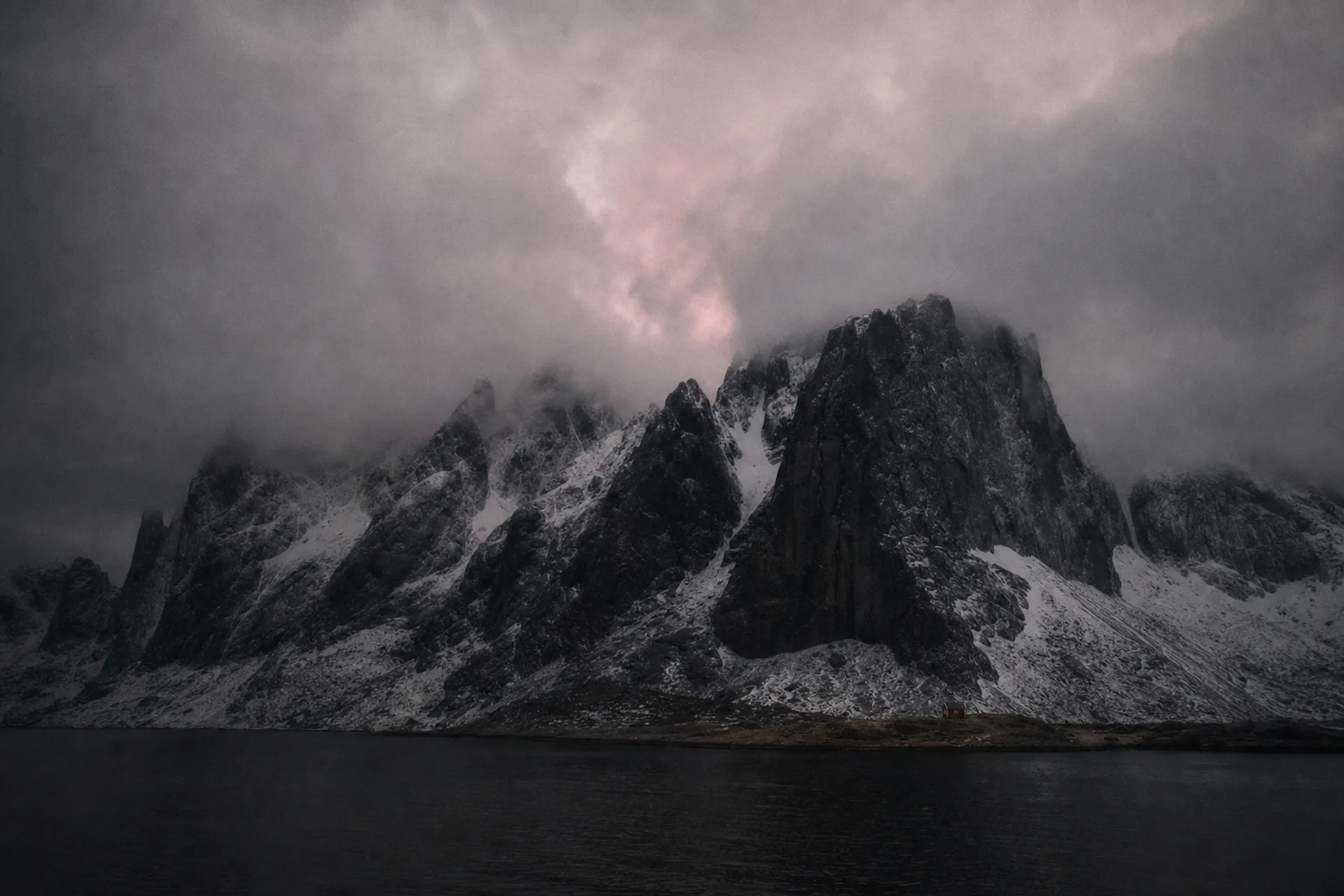 Lofoten en hiver, pics de granit plongeant dans une eau noire